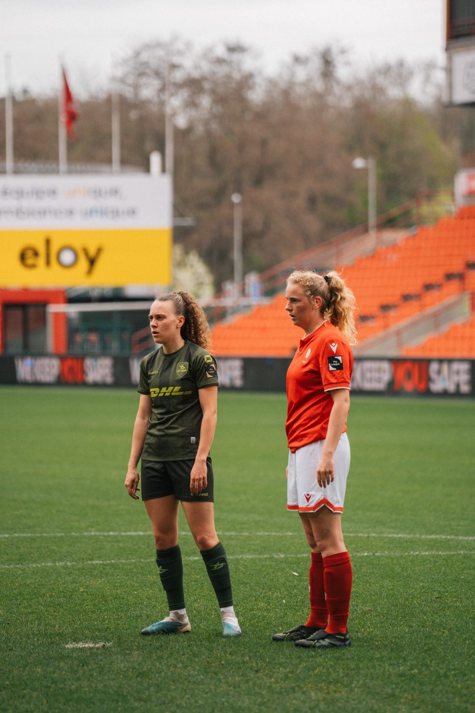 two players wait for a restart